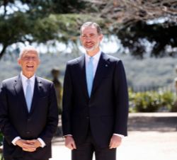 Su Majestad el Rey acompañado por el Presidente de la República Portuguesa, Marcelo Rebelo de Sousa, antes del almuerzo en el Palacio de La Zarzuela
