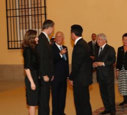 Saludo a los Reyes y al Presidente de la República de Portugal de los invitados a la recepción ofrecida en honor de Don Felipe y Doña Letizia