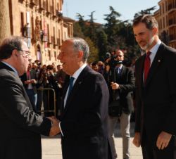 El Presidente de Portugal en presencia de Su Majestad el Rey recibe el saludo del presidente de la Junta de Castilla y León, Juan Vicente Herrera, a s