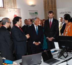 Su Majestad el Rey y el Presidente de Portugal duante su recorrido por los expositore del "Start Up Olé 2018"
