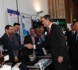 Su Majestad el Rey y el Presidente de Portugal duante su recorrido por los expositore del "Start Up Olé 2018"