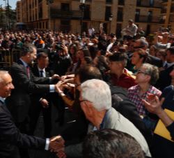 Su Majestad el Rey y el Presidente de Portugal a su salida del "Start Up Olé 2018", saludan a los vecinos de Salamanca