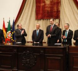 Su Majestad el Rey y el Presidente Marcelo Rebelo de Sousa en la mesa presidencial durante el acto solemne que se celebrará en el marco del 800 aniver