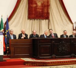 Su Majestad el Rey y el Presidente Marcelo Rebelo de Sousa en la mesa presidencial durante el acto solemne que se celebrará en el marco del 800 aniver