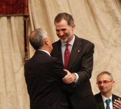 Su Majestad el Rey y el Presidente de Portugal durante su intervención en el acto solemne en el marco del 800 aniversario de la Universidad de Salaman