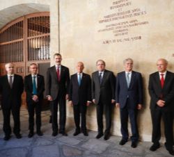 Fotografía de grupo de Su Majestad el Rey y el Presidente de Portugal junto al Vítor conmemorativo