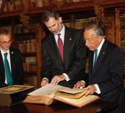 Su Majestad el Rey y el Presidente de Portugal en la biblioteca de la Universidad de Salamanca