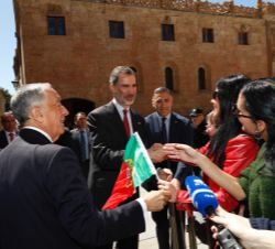 Su Majestad el Rey y el Presidente de Portugal saludan a su salida de la Universidad de Salamanca