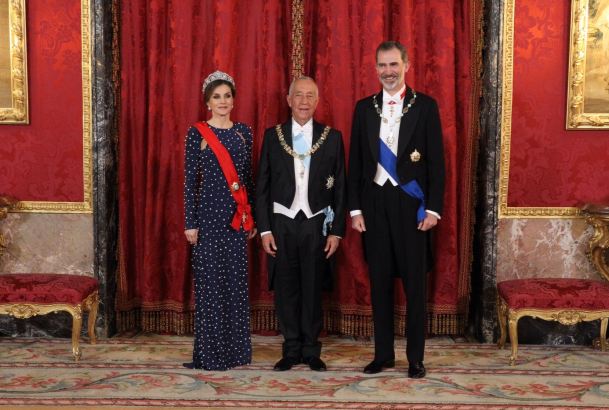 Sus Majestades los Reyes junto a Su Excelencia Marcelo Rebelo de Sousa, Presidente de la República Portuguesa, en el Salón de Teniers