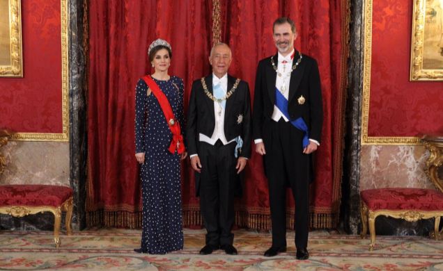 Sus Majestades los Reyes junto a Su Excelencia Marcelo Rebelo de Sousa, Presidente de la República Portuguesa, en el Salón de Teniers