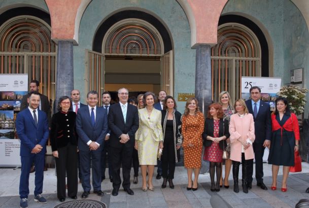 Su Majestad la Reina Doña Sofía junto a las autoridades y miembros del grupo de Ciudades Patrimonio de la Humanidad de España