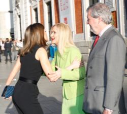 Su Majestad la Reina saluda a la presidenta de la Comunidad de Madrid, Cristina Cifuentes