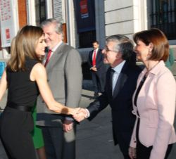 Su Majestad la Reina saluda al presidente del Grupo SM, Luis Fernando Crespo