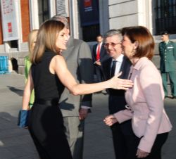 Su Majestad la Reina saluda a la presidenta de la Asamblea de Madrid, Paloma Adrados
