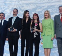 Su Majestad la Reina junto a los galardonados y las autoridades prensentes en la entrega de los premios 