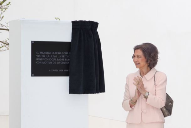 Doña Sofía tras el descubrimiento de la placa conmemorativa