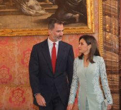 Sus Majestades los Reyes se dirigen a la Saleta de Gasparini del Palacio Real de Madrid