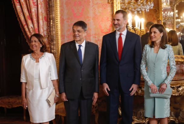 Sus Majestades los Reyes junto al Premio Miguel de Cervantes 2017 y su esposa