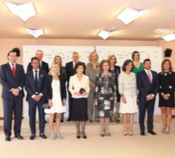 Su Majestad la Reina Doña Sofía con los miembros del Círculo Internacional de la Escuela Superior de Música Reina Sofía