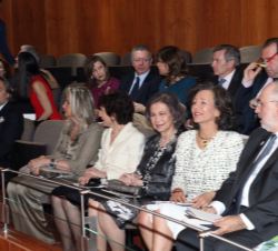 Su Majestad la Reina Doña Sofía acompañada por los miembros del Círculo Internacional de la Escuela Superior de Música Reina Sofía, antes de comenzar 