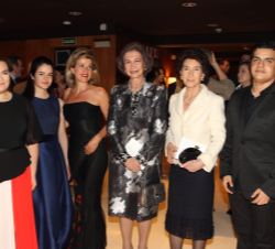 Doña Sofía junto a la presidenta de la Fundación Albéniz y directora de la Escuela Superior de Música Reina Sofía, Paloma O’Shea; la violinista,