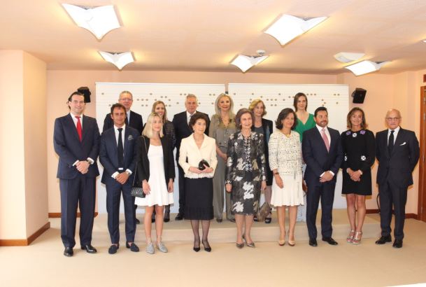 Su Majestad la Reina Doña Sofía con los miembros del Círculo Internacional de la Escuela Superior de Música Reina Sofía