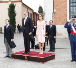 Sus Majestades los Reyes durante la interpretación del Himno Nacional