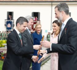 Su Majestad el Rey recibe el bastón de mando de manos del alcalde de Alcalá de Henares