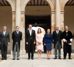 Fotografía de grupo de Sus Majestades los Reyes con las autoridades asistentes al acto