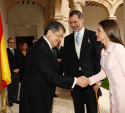 Sus Majestades los Reyes saludan al galardonado con el Premio de Literatura en Lengua Castellana "Miguel de Cervantes" 2017, Sergio Ramírez