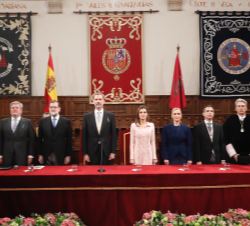 Sus Majestades los Reyes durante la interpretación del Himno Nacional, al comienzo del acto