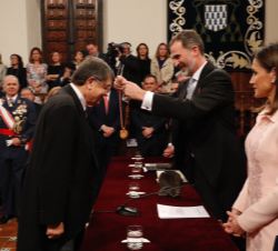 Su Majestad el Rey impone la Medalla a Sergio Ramírez
