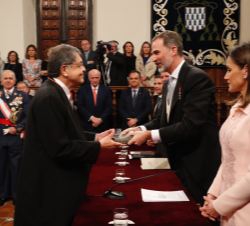 Su Majestad el Rey entrega la escultura del Premio de Literatura en Lengua Castellana "Miguel de Cervantes" 2017 a Sergio Ramírez