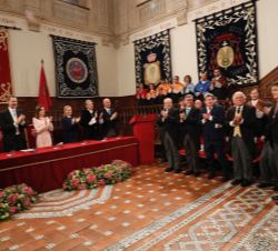 Sus Majestades los Reyes aplauden a Sergio Ramírez, tras hacerle entrega del Premio de Literatura en Lengua Castellana "Miguel de Cervantes"