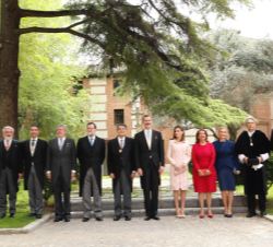 Fotografía de grupo de Sus Majetades los Reyes con el galardonado con el Premio de Literatura en Lengua Castellana "Miguel de Cervantes" 201