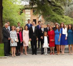 Fotografía de grupo de Sus Majetades los Reyes con el galardonado con el Premio de Literatura en Lengua Castellana "Miguel de Cervantes" 201
