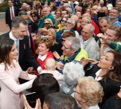 Sus Majestades los Reyes saludan a los vecinos de Alcalá de Henares que se congregaban a su salida de la Universidad