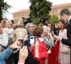 Don Felipe y Doña Letizia saludan a los vecinos de Alcalá de Henares que se congregaban a su salida de la Universidad