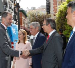 Su Majestad el Rey durante los saludos de bienvenida a la Casa América