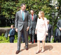 Don Felipe acompañado por la presidenta del Congreso de los Diputados, Ana María Pastor, se dirige al interior de la Casa América