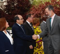 Su Majestad el Rey durante los saludos de bienvenida con los embjadores asistentes al acto