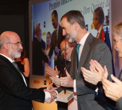 Don Felipe entrega el galardón a Fernando Aramburu Irigoyen