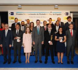 Su Majestad el Rey con las autoridades y premiados