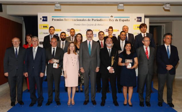 Su Majestad el Rey con las autoridades y premiados