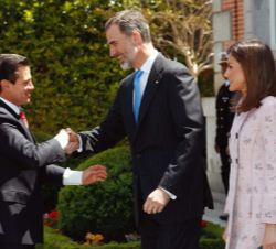Don Felipe recibe el saludo del Presidente de los Estados Unidos Mexicanos, Enrique Peña Nieto, en presencia de Su Majestad la Reina a su llegada al P