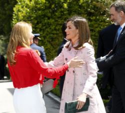 Doña Letizia recibe el saludo de la esposa del Presidente de los Estados Unidos Mexicanos, Angélica Rivera