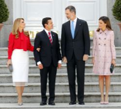 Sus Majestades los Reyes y Sus Excelencias el Presidente de los Estados Unidos Mexicanos, Enrique Peña Nieto, y señora Angélica Rivera, antes del almu