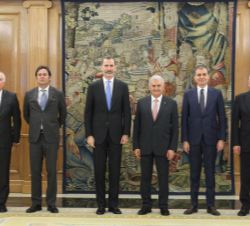 Fotografía de grupo de Su Majestad el Rey con el primer ministro de Turquía, el ministro de Asuntos de la Unión Europea y Negociador Jefe de Turquía, 