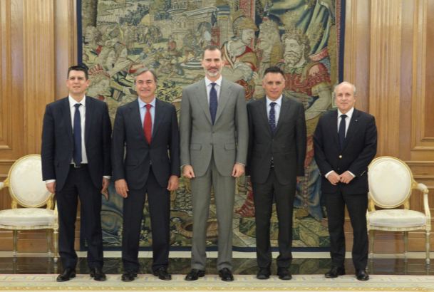 Su Majestad el Rey junto a Carlos Sainz y Lucas Cruz, acompañados del CEO Groupe PSA España y Portugal, Chistophe Mandon y del director general Peugeot España y Portugal, Jorge Manuel Tormenta