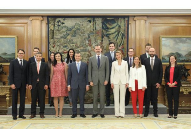 Su Majestad el Rey junto a los representantes de Procter & Gamble España
